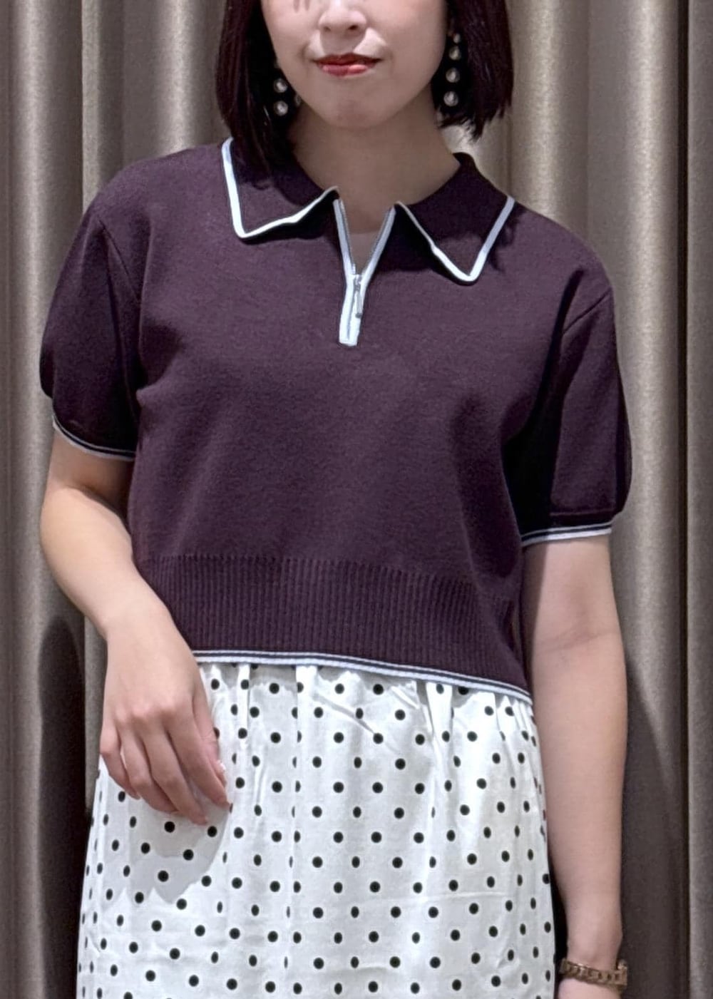 ブラック系のパンプス、ブラウン系のニット/セーター、ブラック系のハンドバッグを着用したレディースの夏コーディネートの4枚目の写真