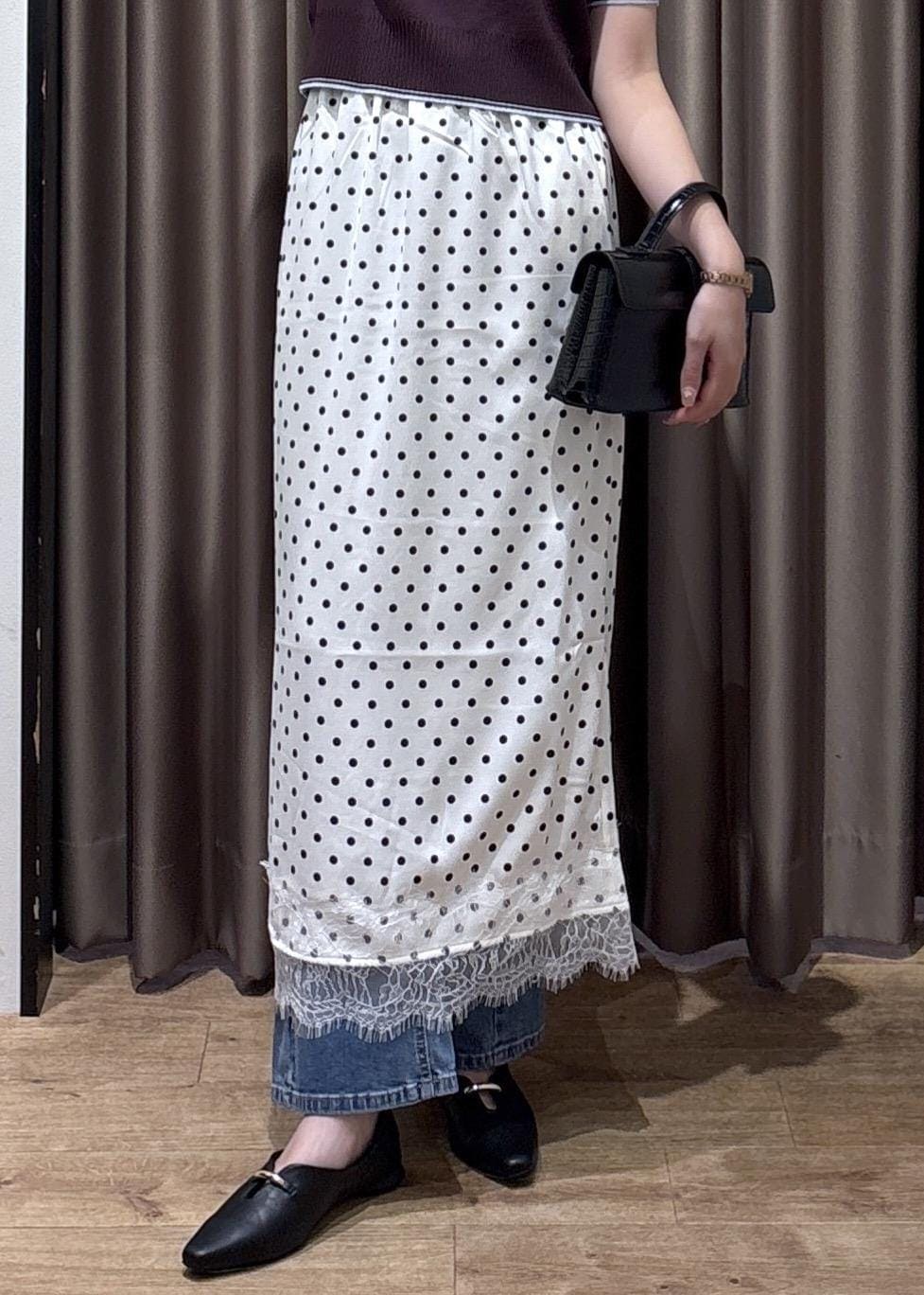ブラック系のパンプス、ブラウン系のニット/セーター、ブラック系のハンドバッグを着用したレディースの夏コーディネートの8枚目の写真