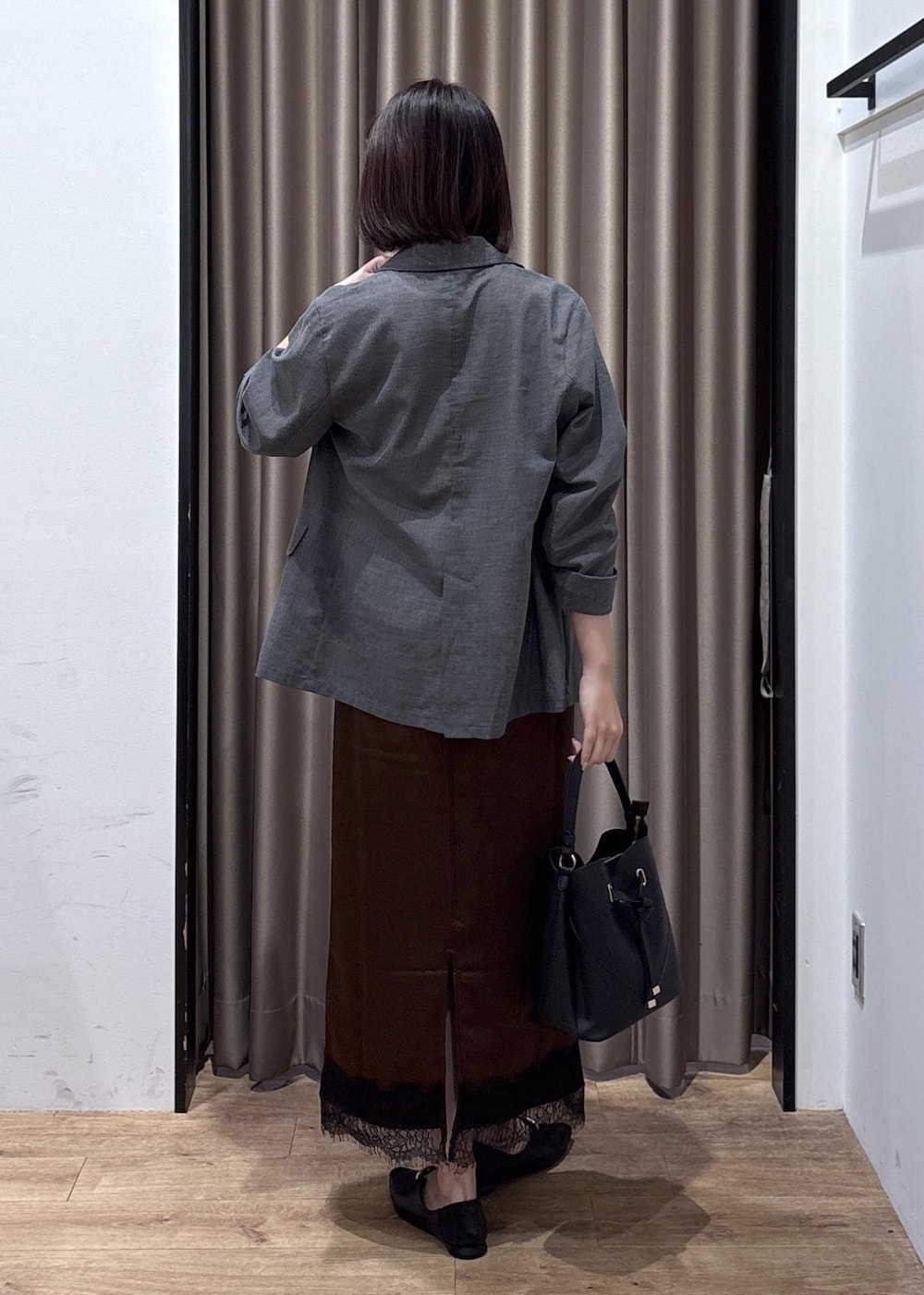 ブラック系のショルダーバッグ、ブラック系のパンプス、ホワイト系のニット/セーターを着用したレディースの夏コーディネートの9枚目の写真