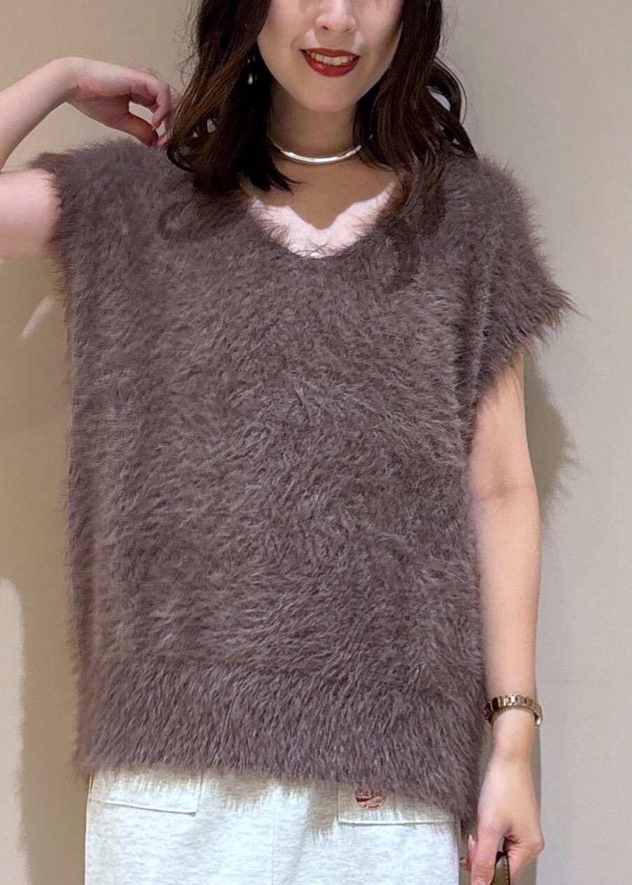 ブラウン系のショルダーバッグ、ブラウン系のベスト、グレー系のスカートを着用したレディースの夏コーディネートの5枚目の写真