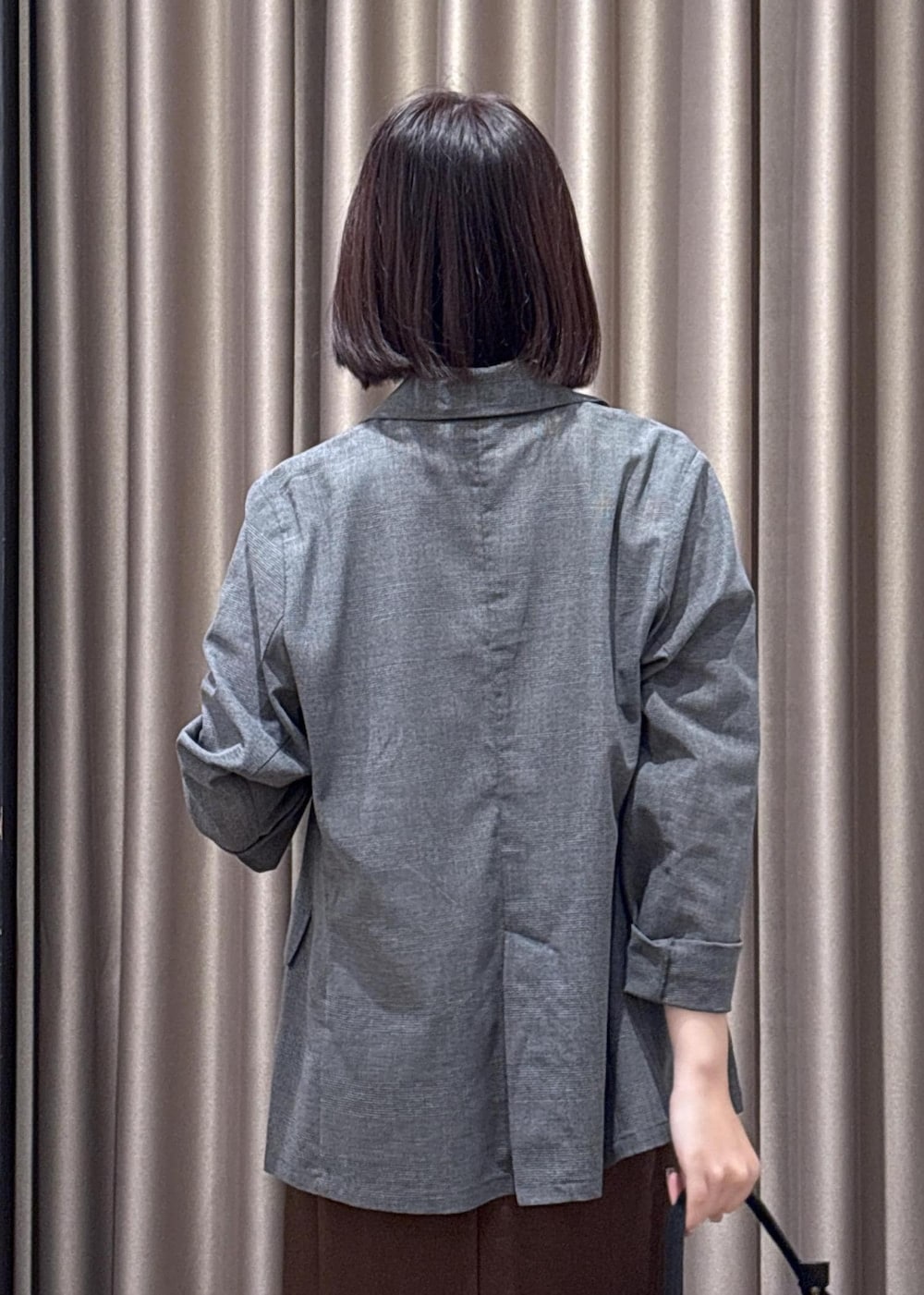 ブラック系のショルダーバッグ、ブラック系のパンプス、ホワイト系のニット/セーターを着用したレディースの夏コーディネートの6枚目の写真