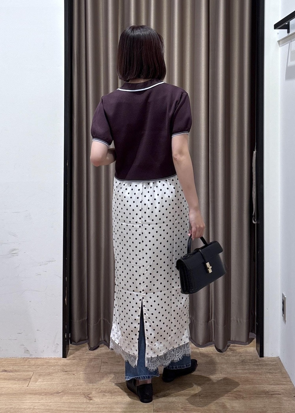 ブラック系のパンプス、ブラウン系のニット/セーター、ブラック系のハンドバッグを着用したレディースの夏コーディネートの10枚目の写真