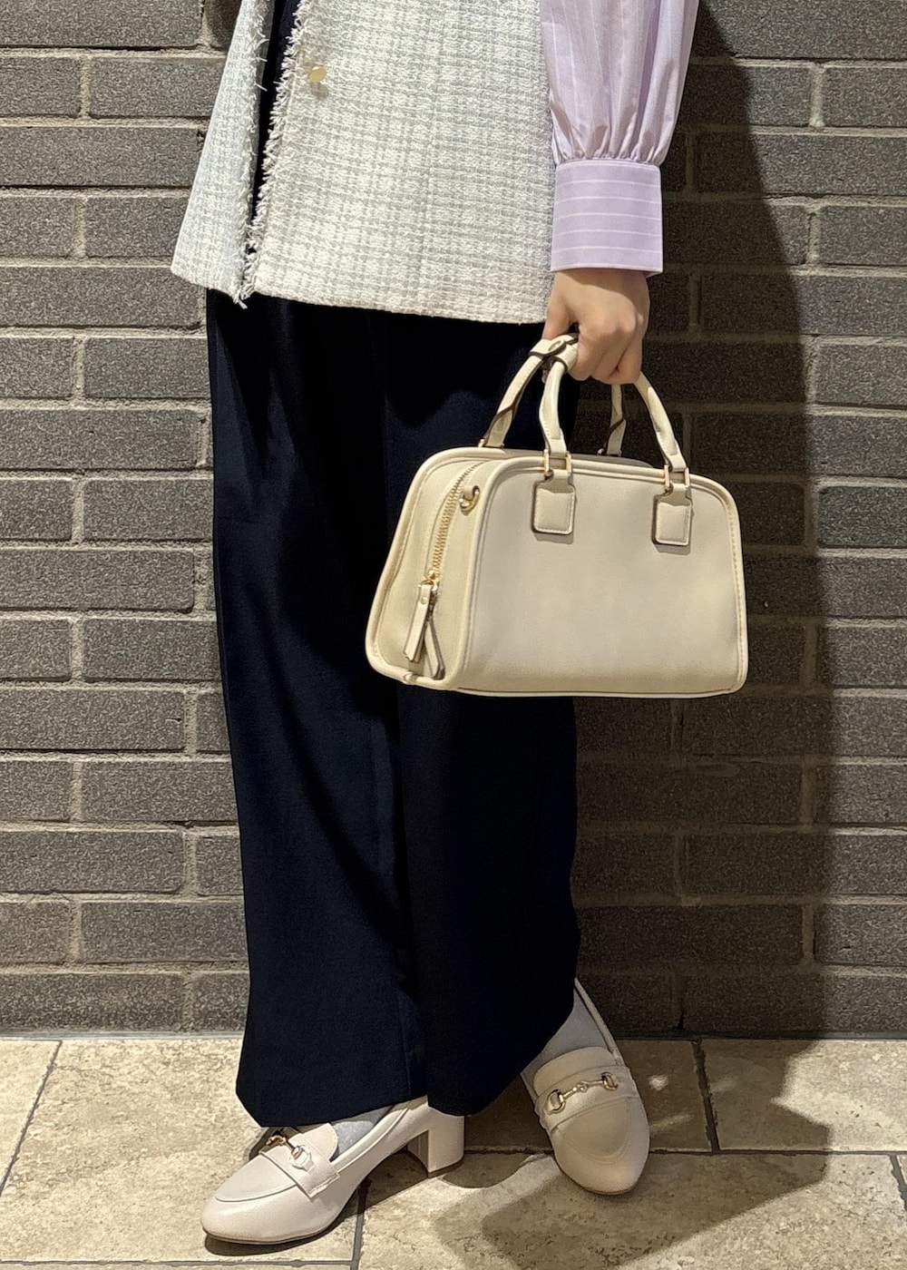 ホワイト系のローファー、ホワイト系のボストンバッグ、ブルー系のその他パンツを着用したレディースの冬コーディネートの7枚目の写真