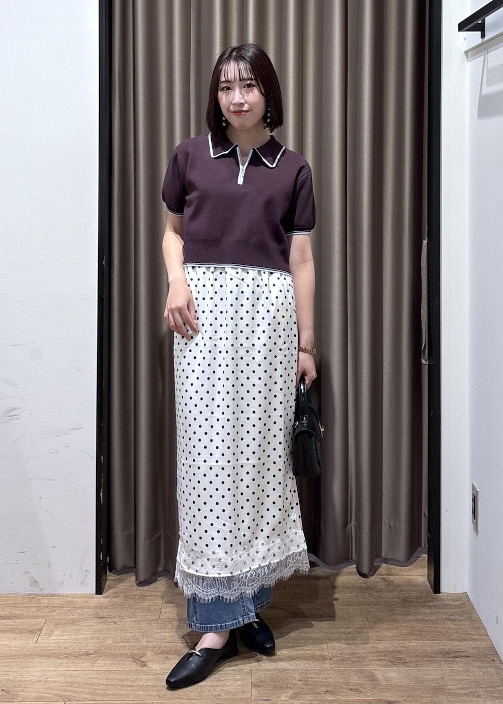 ブラック系のパンプス、ブラウン系のニット/セーター、ブラック系のハンドバッグを着用したレディースの夏コーディネートの2枚目の写真