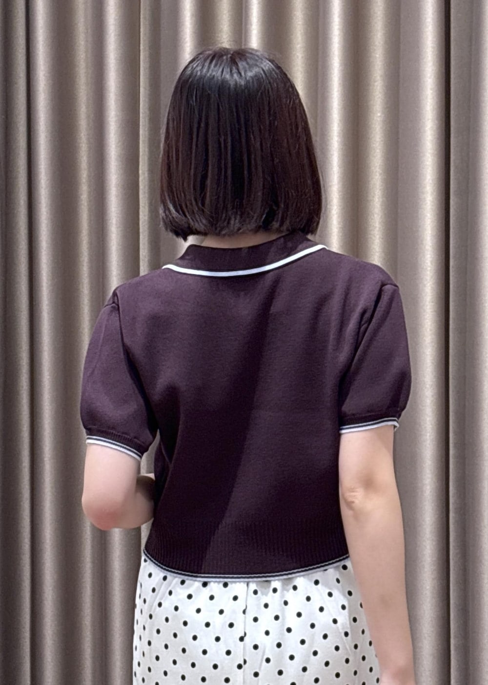 ブラック系のパンプス、ブラウン系のニット/セーター、ブラック系のハンドバッグを着用したレディースの夏コーディネートの7枚目の写真