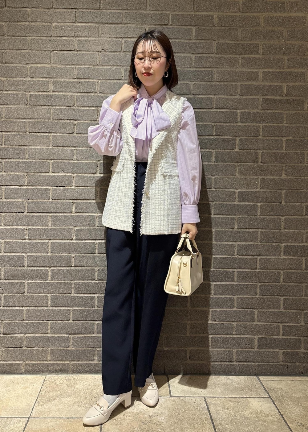 ホワイト系のローファー、ホワイト系のボストンバッグ、ブルー系のその他パンツを着用したレディースの冬コーディネートの2枚目の写真