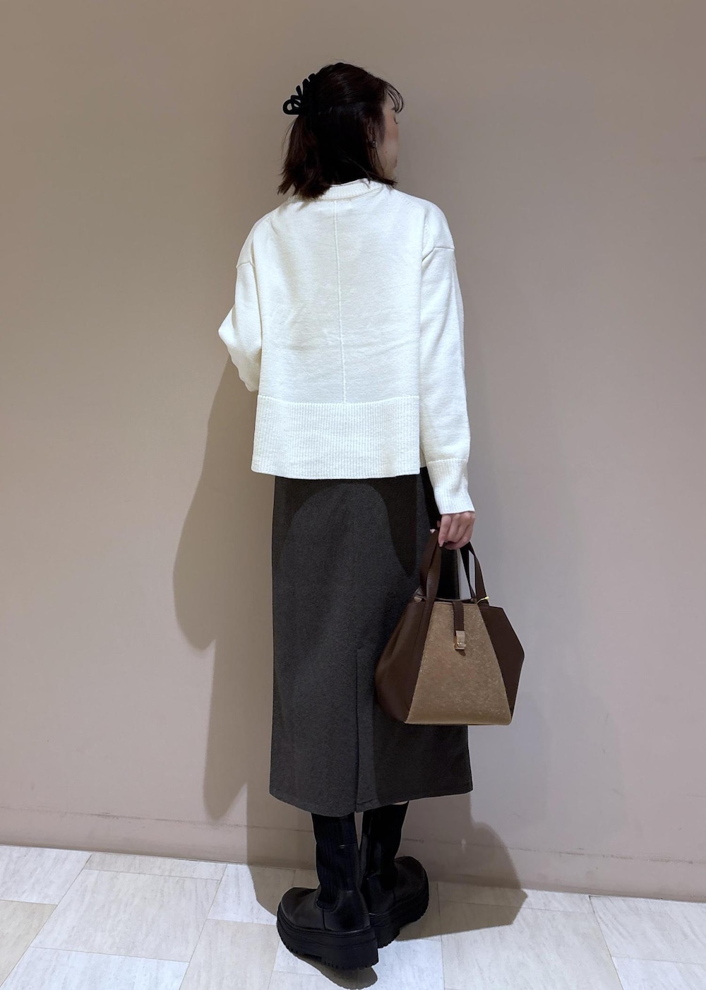 ホワイト系のニット/セーター、ホワイト系のシャツ/ブラウス、ブラウン系のトートバッグを着用したレディースの秋コーディネートの6枚目の写真