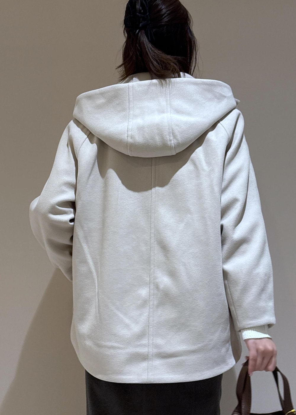 ホワイト系のニット/セーター、ホワイト系のシャツ/ブラウス、ブラウン系のトートバッグを着用したレディースの秋コーディネートの10枚目の写真