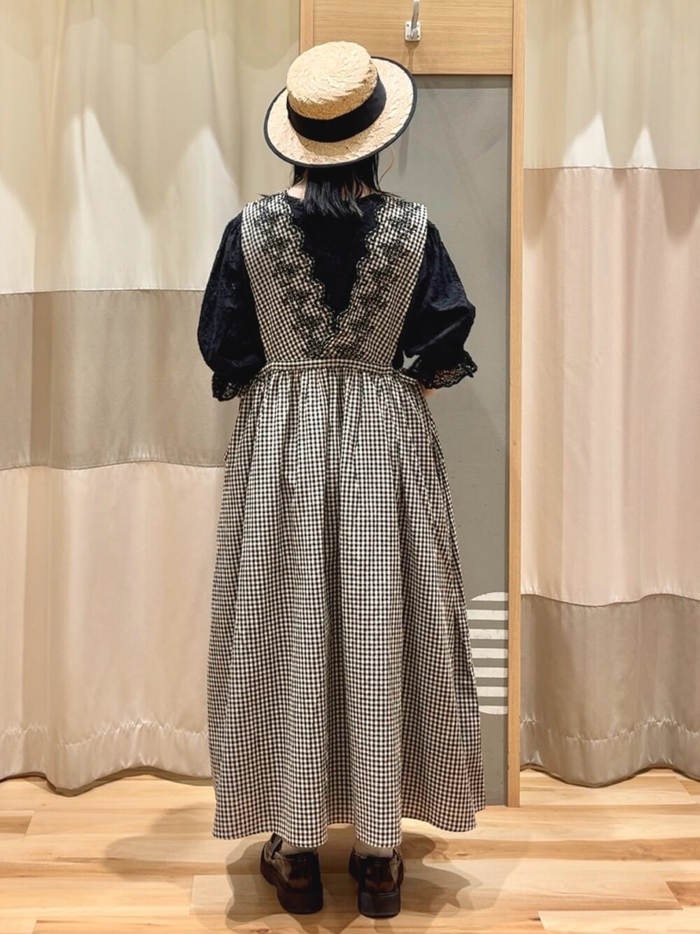 グレー系のワンピース、ブラック系のワンピース、ブラック系のハットを着用したレディースの春コーディネートの3枚目の写真