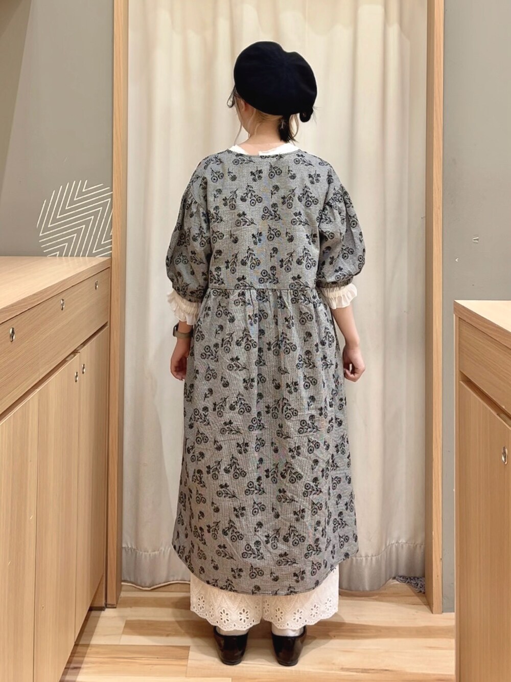 グレー系のワンピース、ホワイト系のシャツ/ブラウス、ホワイト系のその他パンツを着用したレディースの春コーディネートの2枚目の写真