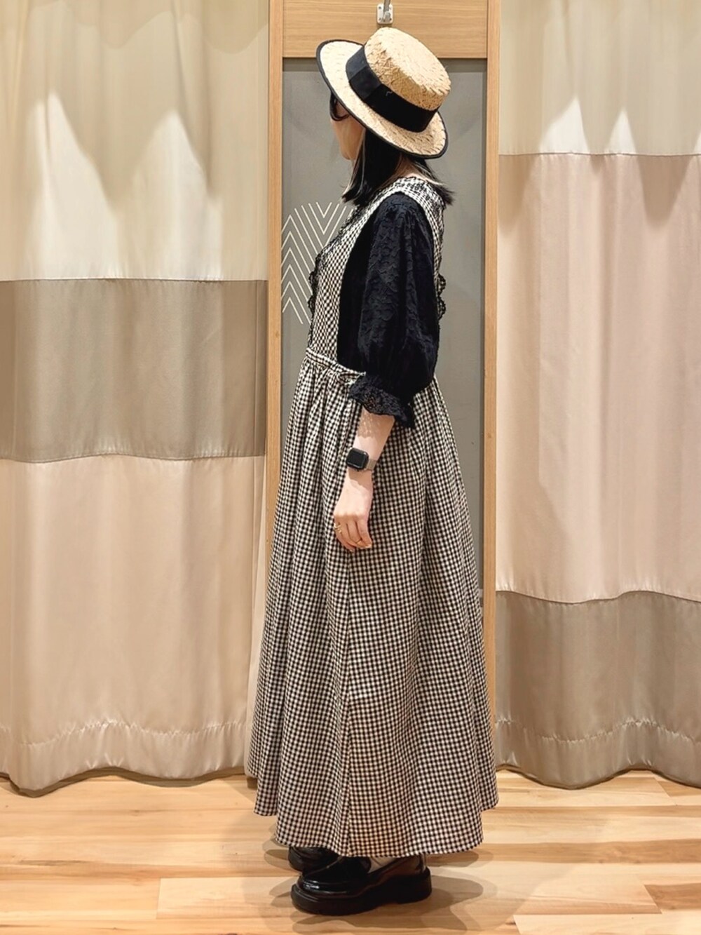 グレー系のワンピース、ブラック系のワンピース、ブラック系のハットを着用したレディースの春コーディネートの2枚目の写真