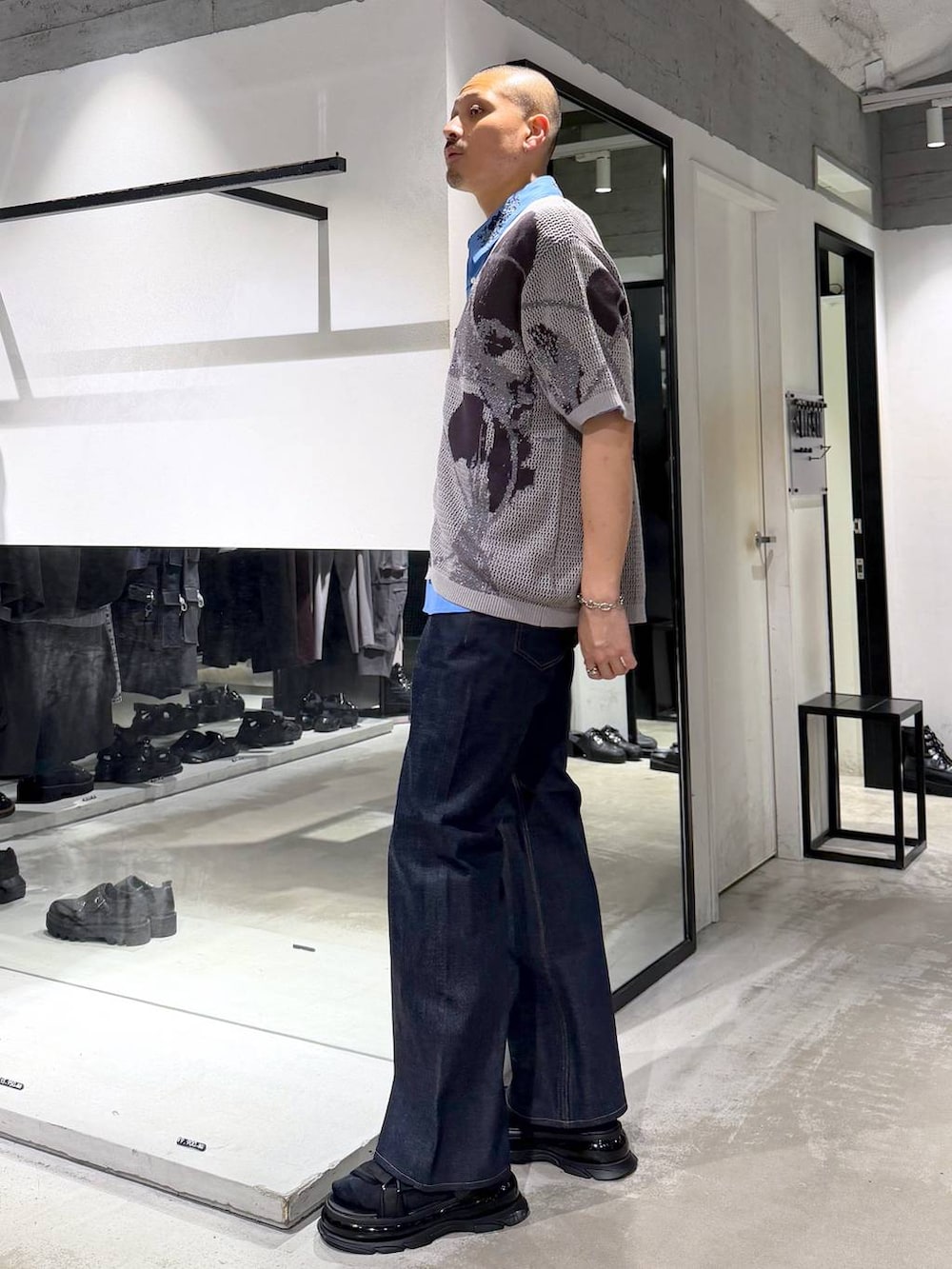 グレー系のカーディガン/ボレロ、ブルー系のシャツ/ブラウス、ブラック系のサンダルを着用したメンズの夏コーディネートの2枚目の写真