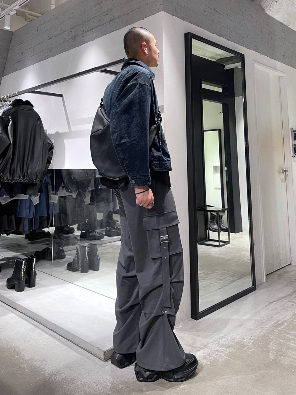 ブラック系のスニーカー、グレー系のカーゴパンツ、ブラック系のシャツ/ブラウスを着用したメンズの冬コーディネートの4枚目の写真