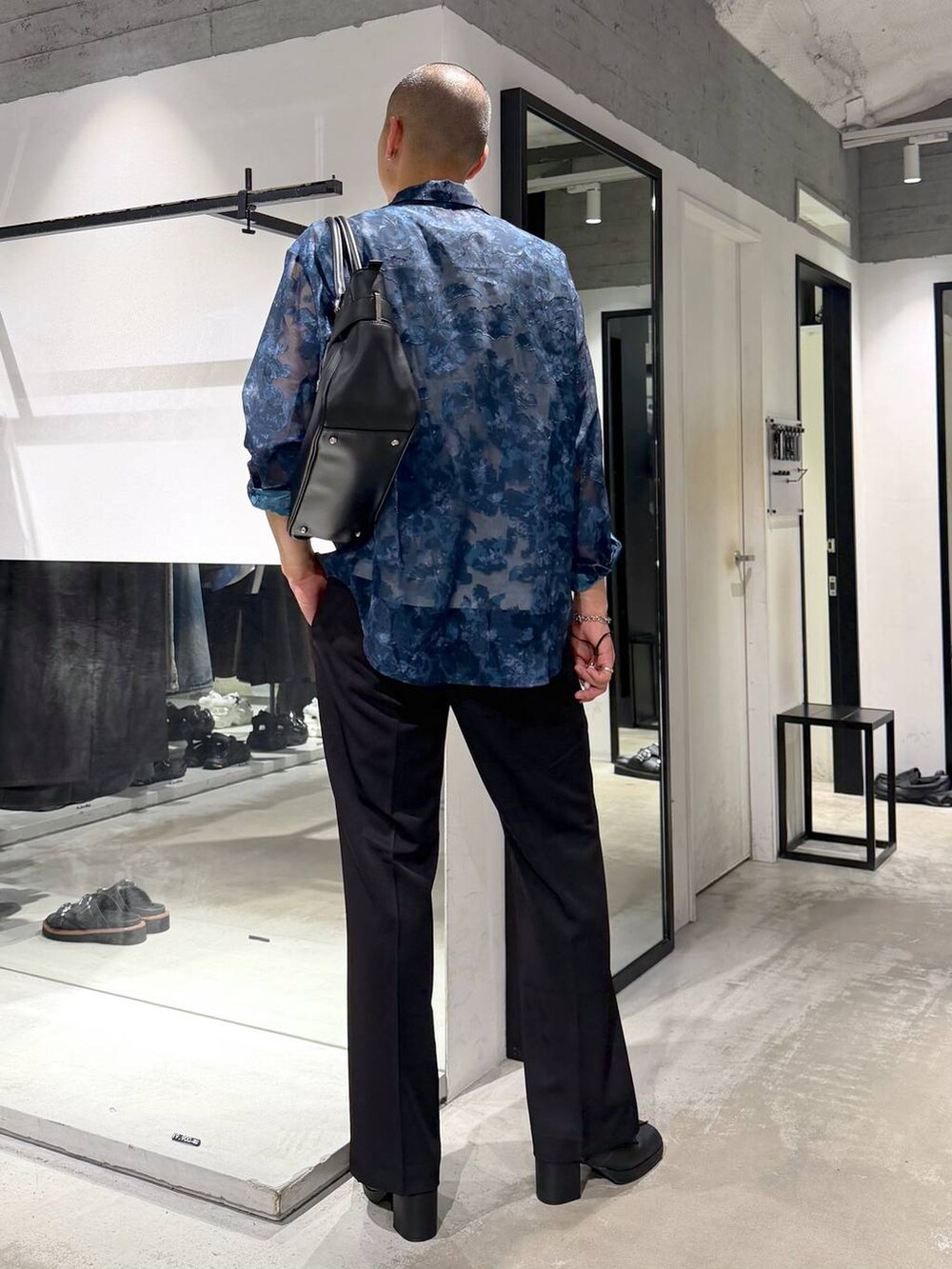 ブルー系のシャツ/ブラウス、ブラウン系のスラックス、ホワイト系のTシャツ/カットソーを着用したメンズの夏コーディネートの3枚目の写真