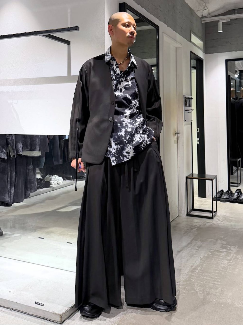 ブラック系のローファー、グリーン系のその他パンツ、グリーン系のノーカラージャケットを着用したメンズの秋コーディネートの5枚目の写真