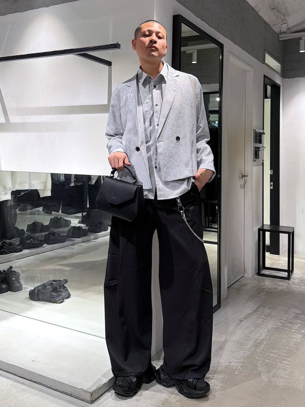 ブラック系のサンダル、グレー系のシャツ/ブラウス、グレー系のテーラードジャケットを着用したメンズの春コーディネートの2枚目の写真