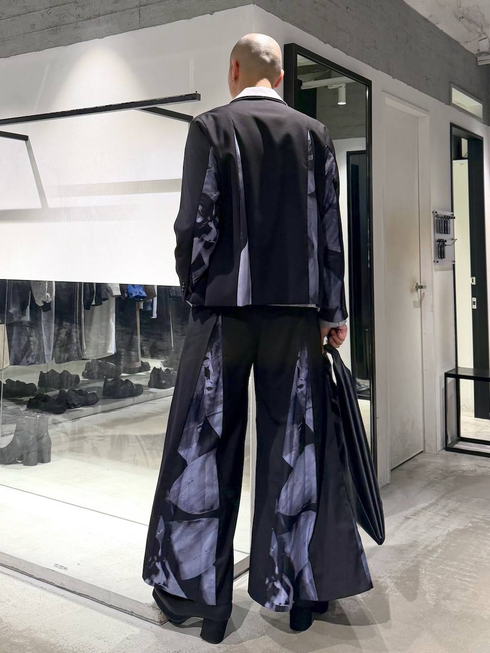 ブラック系のブーツ、ブラック系のその他パンツ、ブラック系のテーラードジャケットを着用したメンズの春コーディネートの3枚目の写真