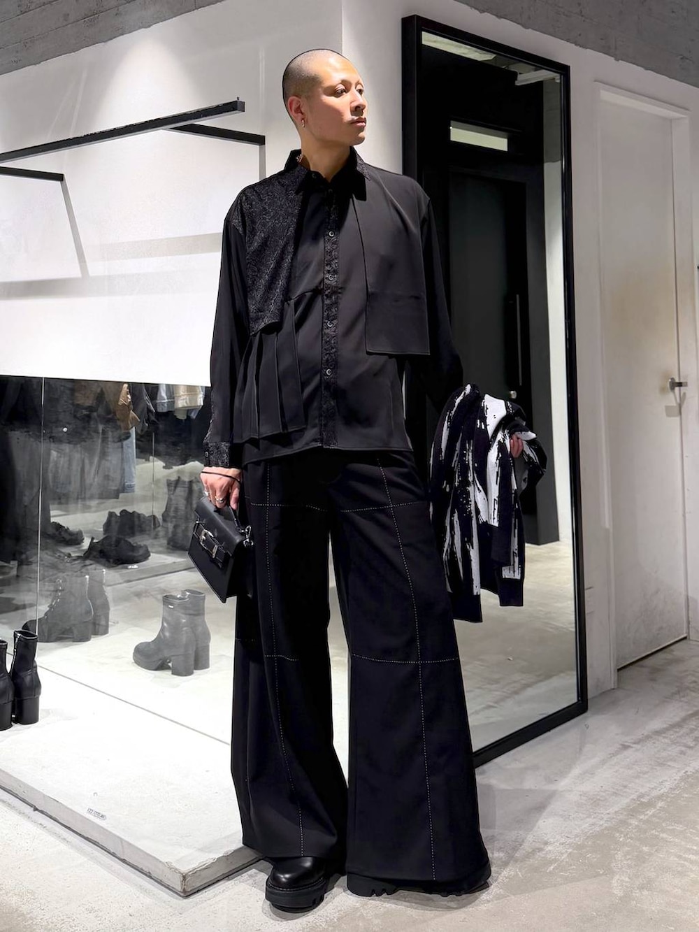 ブラック系のシャツ/ブラウス、ブラック系のドレスシューズ、ブラック系のハンドバッグを着用したメンズの冬コーディネートの5枚目の写真