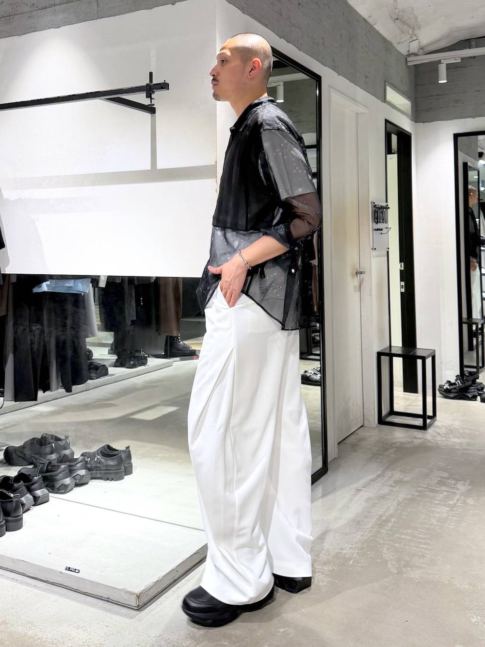 ブラック系のシャツ/ブラウス、ブラック系のスニーカー、ホワイト系のTシャツ/カットソーを着用したメンズの夏コーディネートの2枚目の写真