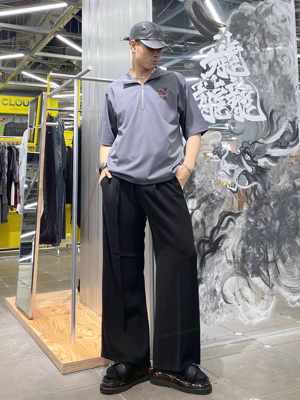 ブラック系のスラックス、ブラック系のサンダル、グレー系のTシャツ/カットソーを着用したメンズの夏コーディネートの2枚目の写真