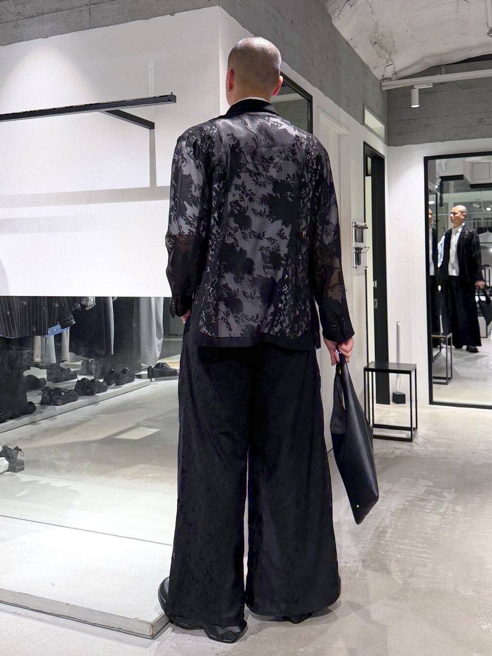 ブラック系のトートバッグ、ブラック系のドレスシューズ、ブラック系のその他パンツを着用したメンズの春コーディネートの3枚目の写真