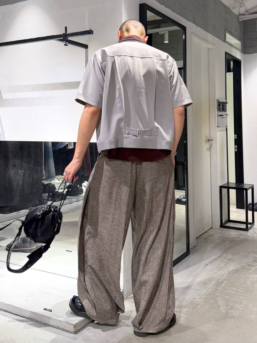 ブラック系のショルダーバッグ、ブラウン系のシャツ/ブラウス、ブラック系のサンダルを着用したメンズの夏コーディネートの3枚目の写真