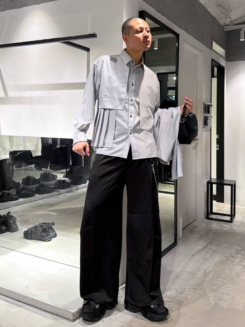 ブラック系のサンダル、グレー系のシャツ/ブラウス、グレー系のテーラードジャケットを着用したメンズの春コーディネートの6枚目の写真