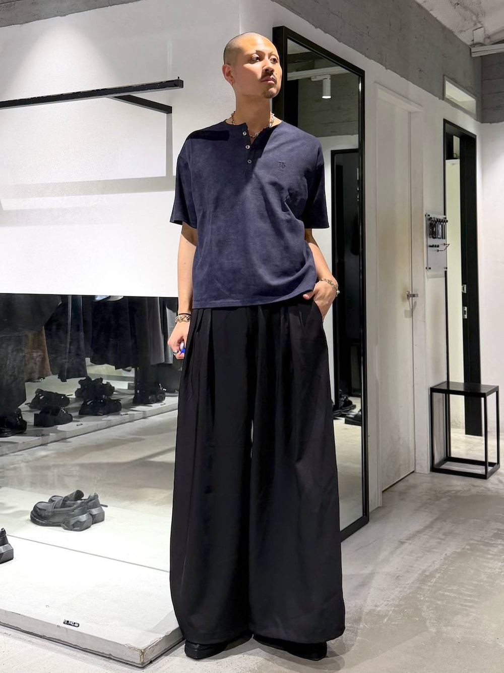 ブラック系のトートバッグ、ブラック系のサンダル、ブルー系のTシャツ/カットソーを着用したメンズの夏コーディネートの5枚目の写真