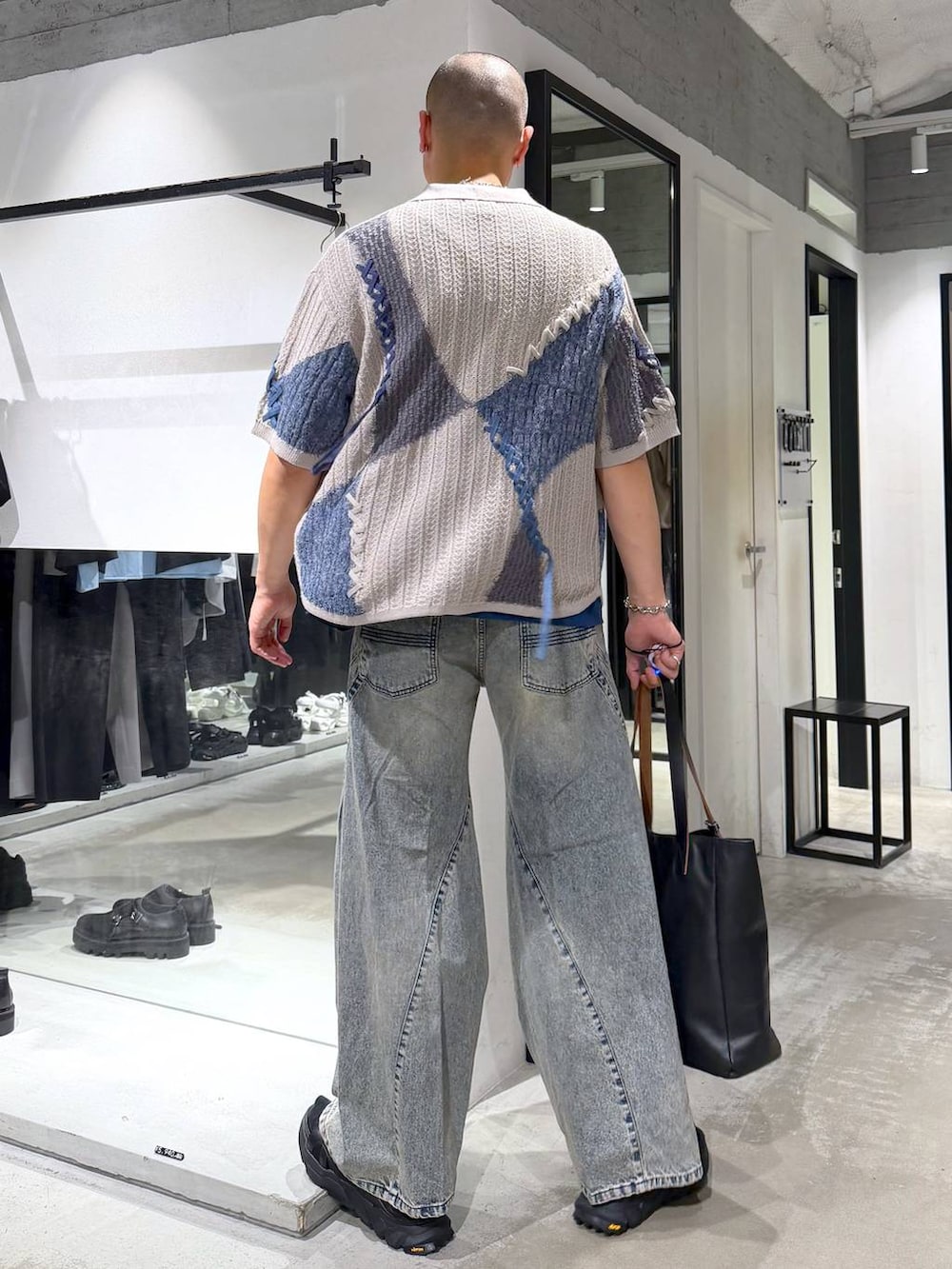 ブルー系のデニムパンツ、ブラック系のサンダル、ブルー系のTシャツ/カットソーを着用したメンズの夏コーディネートの3枚目の写真