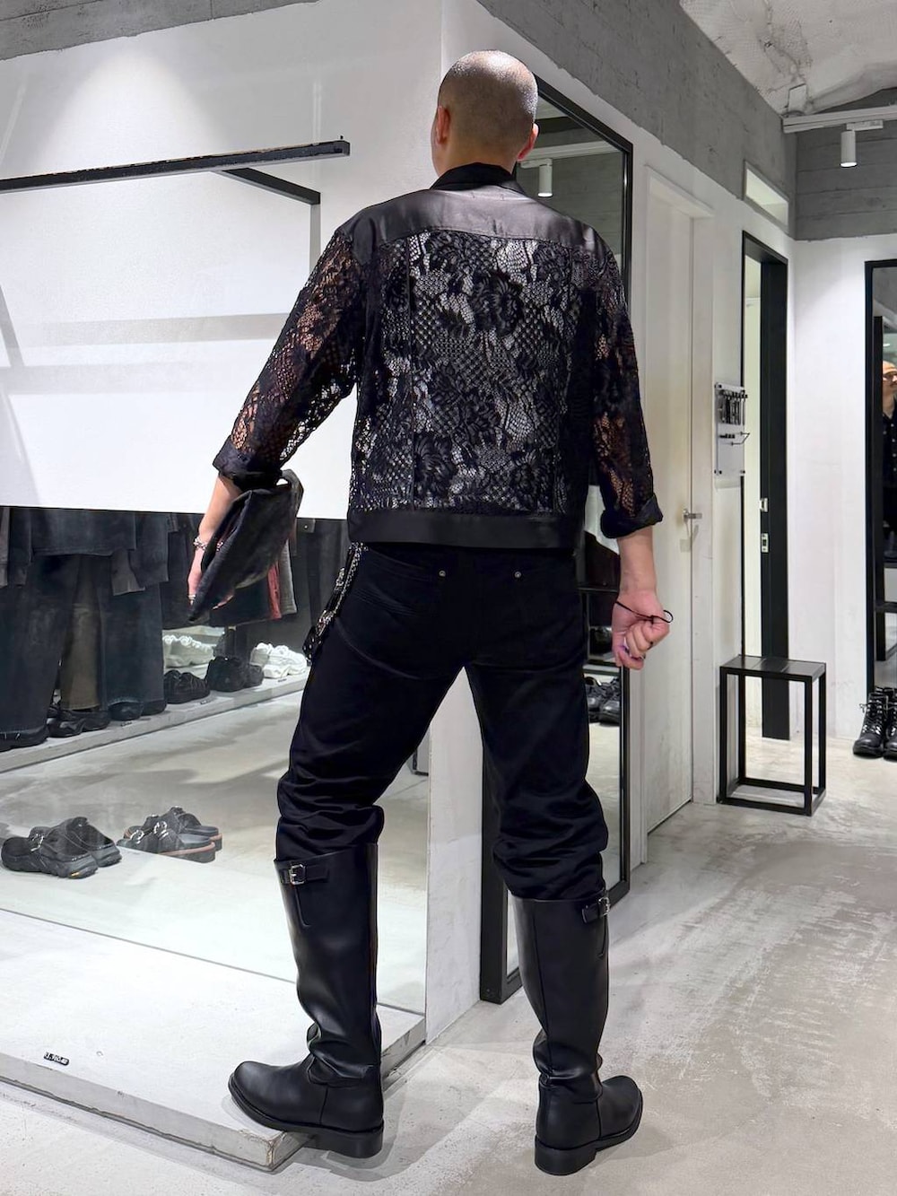 ブラック系のシャツ/ブラウス、ブラック系のブーツ、ブラック系のトートバッグを着用したメンズの秋コーディネートの3枚目の写真