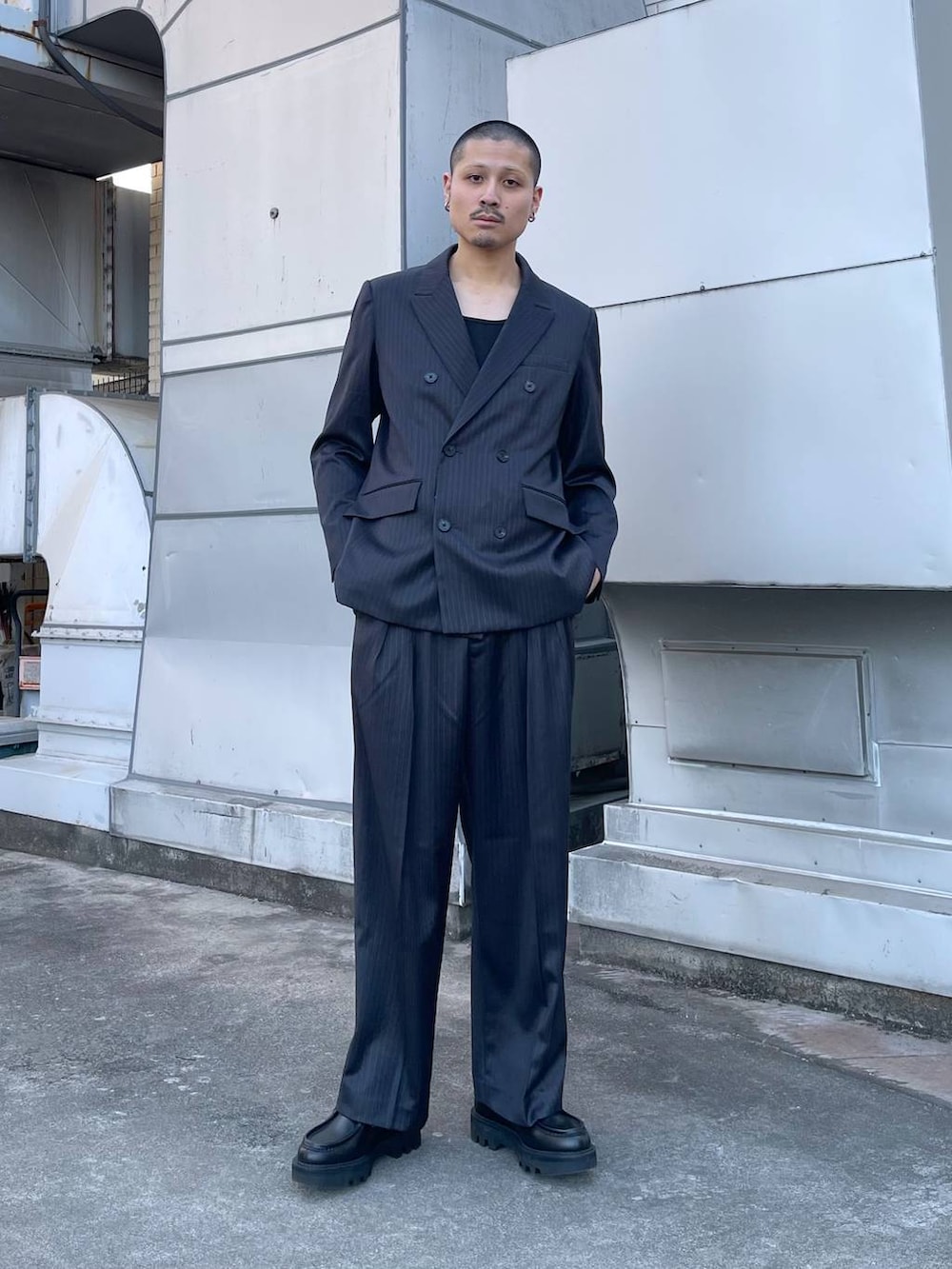 ブラック系のドレスシューズ、グレー系のスラックス、グレー系のテーラードジャケットを着用したメンズの冬コーディネートの2枚目の写真