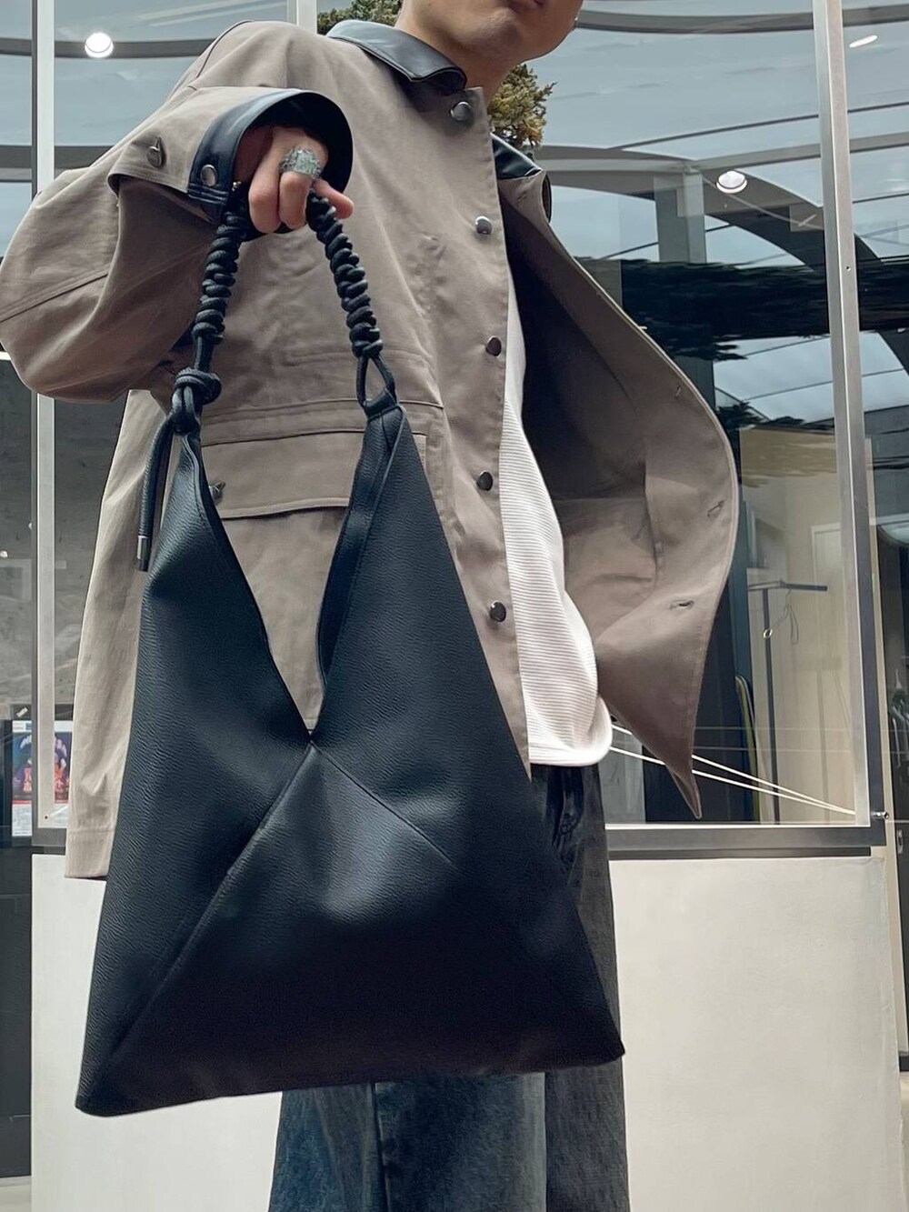 ホワイト系のTシャツ/カットソー、ブラック系のローファー、ブルー系のデニムパンツを着用したメンズの秋コーディネートの5枚目の写真