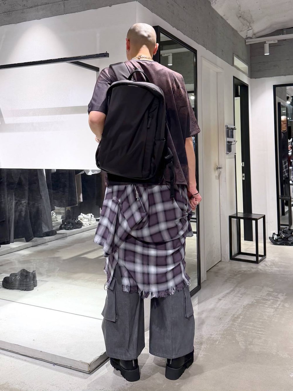 ブラック系のバックパック/リュック、グレー系のデニムパンツ、ブラック系のサンダルを着用したメンズの春コーディネートの4枚目の写真