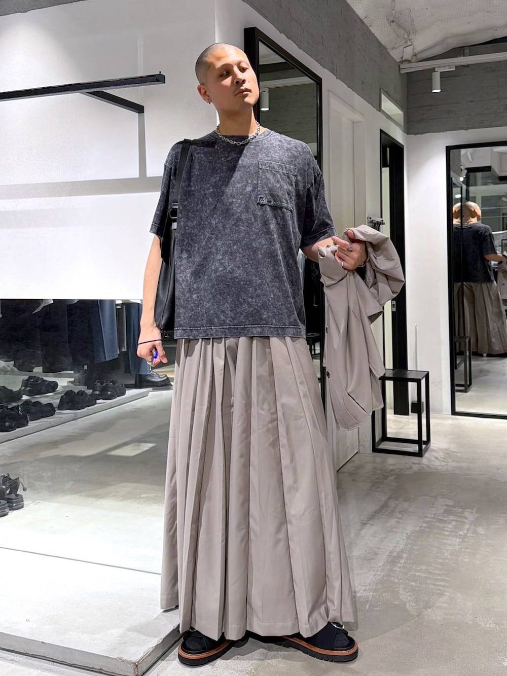 グレー系のTシャツ/カットソー、ブラウン系のサンダル、ブラック系のトートバッグを着用したメンズの春コーディネートの5枚目の写真