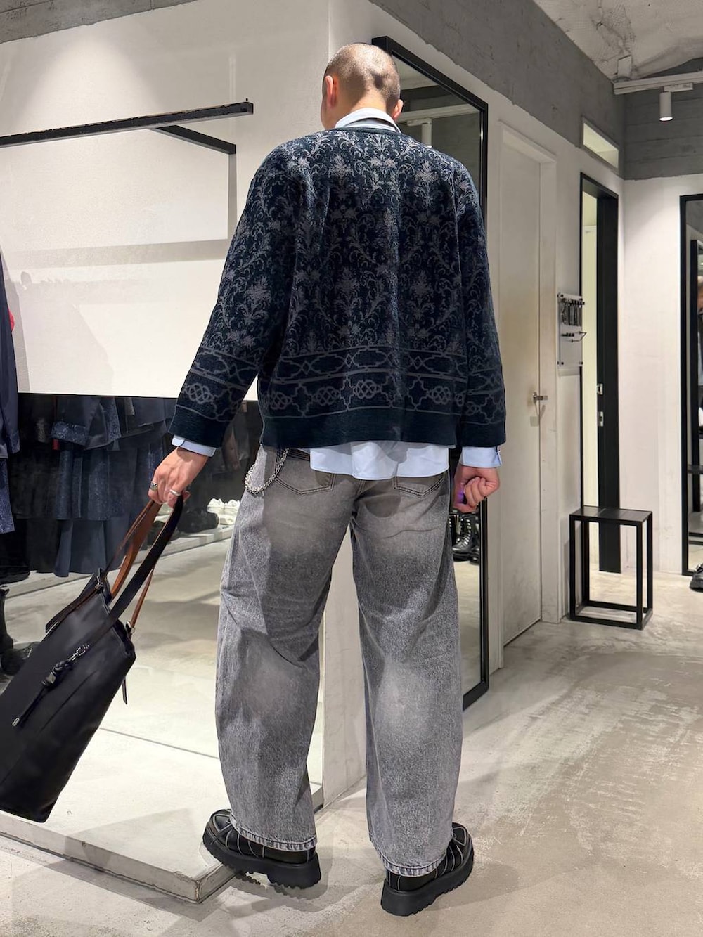 ブラック系のローファー、グレー系のデニムパンツ、ブラウン系のネクタイを着用したメンズの秋コーディネートの3枚目の写真
