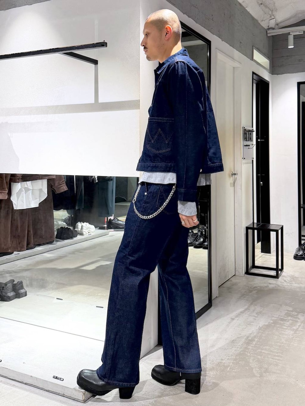 グレー系のTシャツ/カットソー、ブラック系のブーツ、ブルー系のデニムジャケットを着用したメンズの秋コーディネートの2枚目の写真