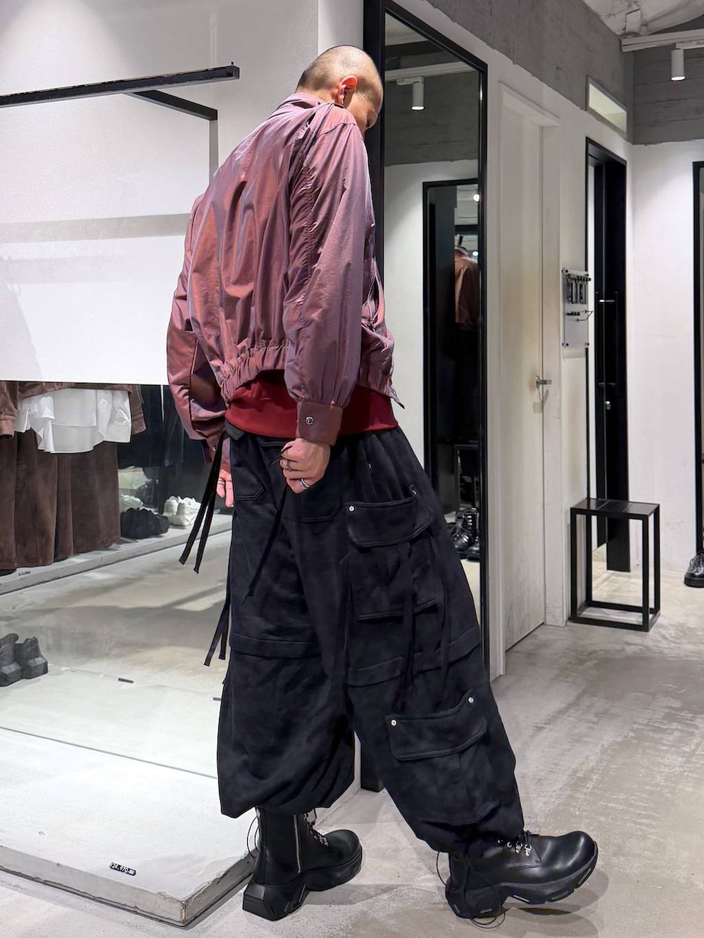ブラック系のブーツ、レッド系のブルゾン、レッド系のTシャツ/カットソーを着用したメンズの秋コーディネートの4枚目の写真