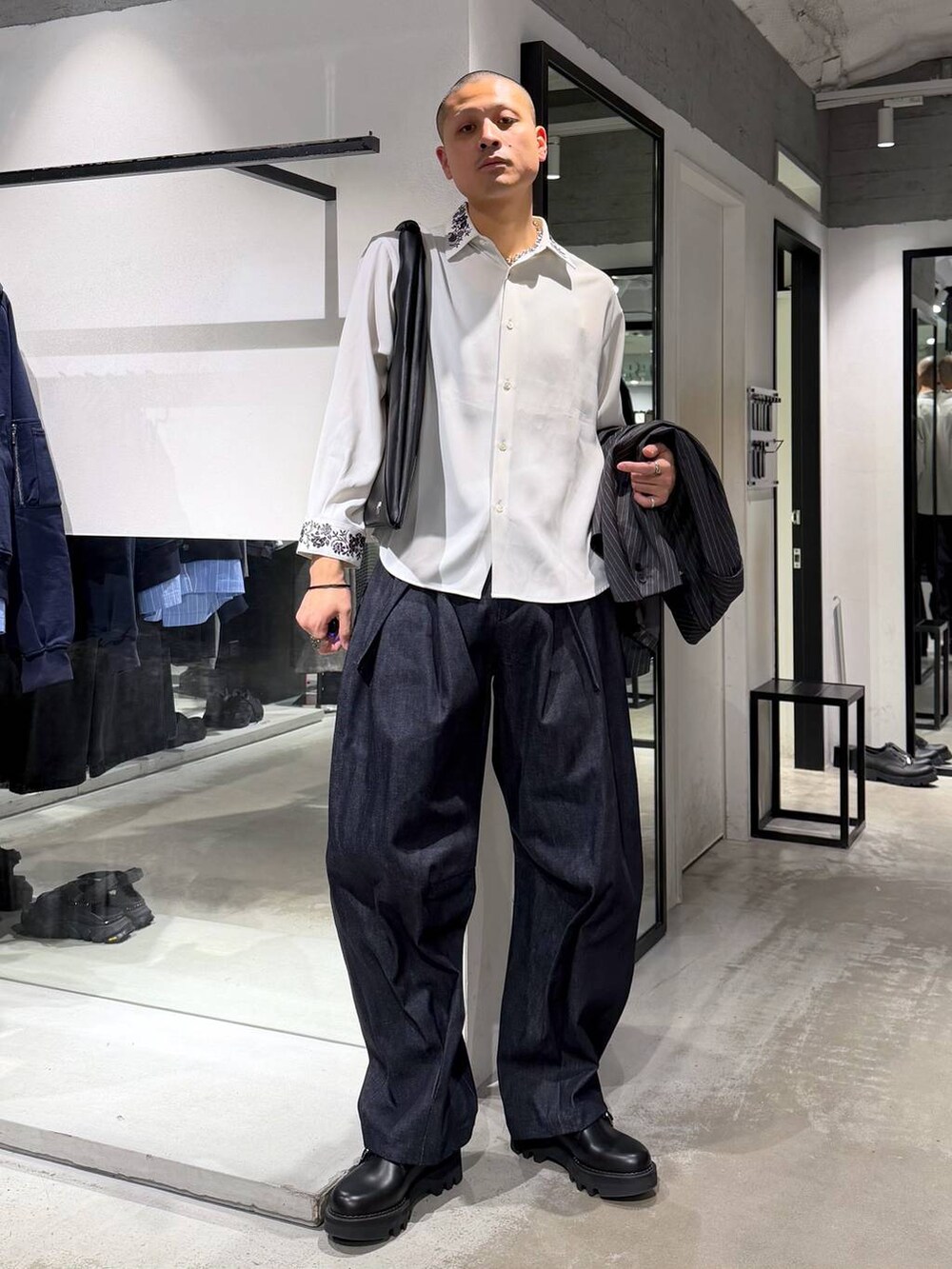 ホワイト系のシャツ/ブラウス、ブラック系のドレスシューズ、グレー系のテーラードジャケットを着用したメンズの春コーディネートの5枚目の写真