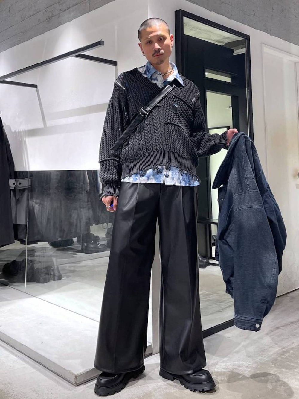 ブラック系のスラックス、ブラック系のドレスシューズ、ブラック系のショルダーバッグを着用したメンズの冬コーディネートの5枚目の写真