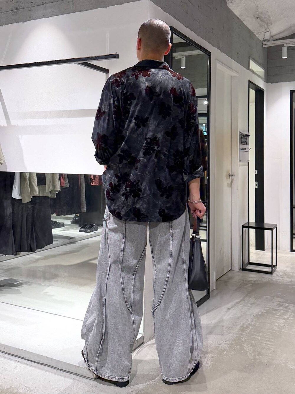 ブラック系のローファー、グリーン系のシャツ/ブラウス、グレー系のデニムパンツを着用したメンズの秋コーディネートの3枚目の写真