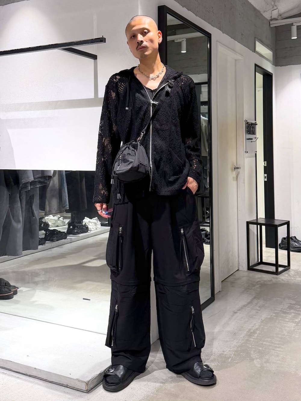 ブラック系のシャツ/ブラウス、ブラック系のショルダーバッグ、ブラック系のサンダルを着用したメンズの夏コーディネートの7枚目の写真