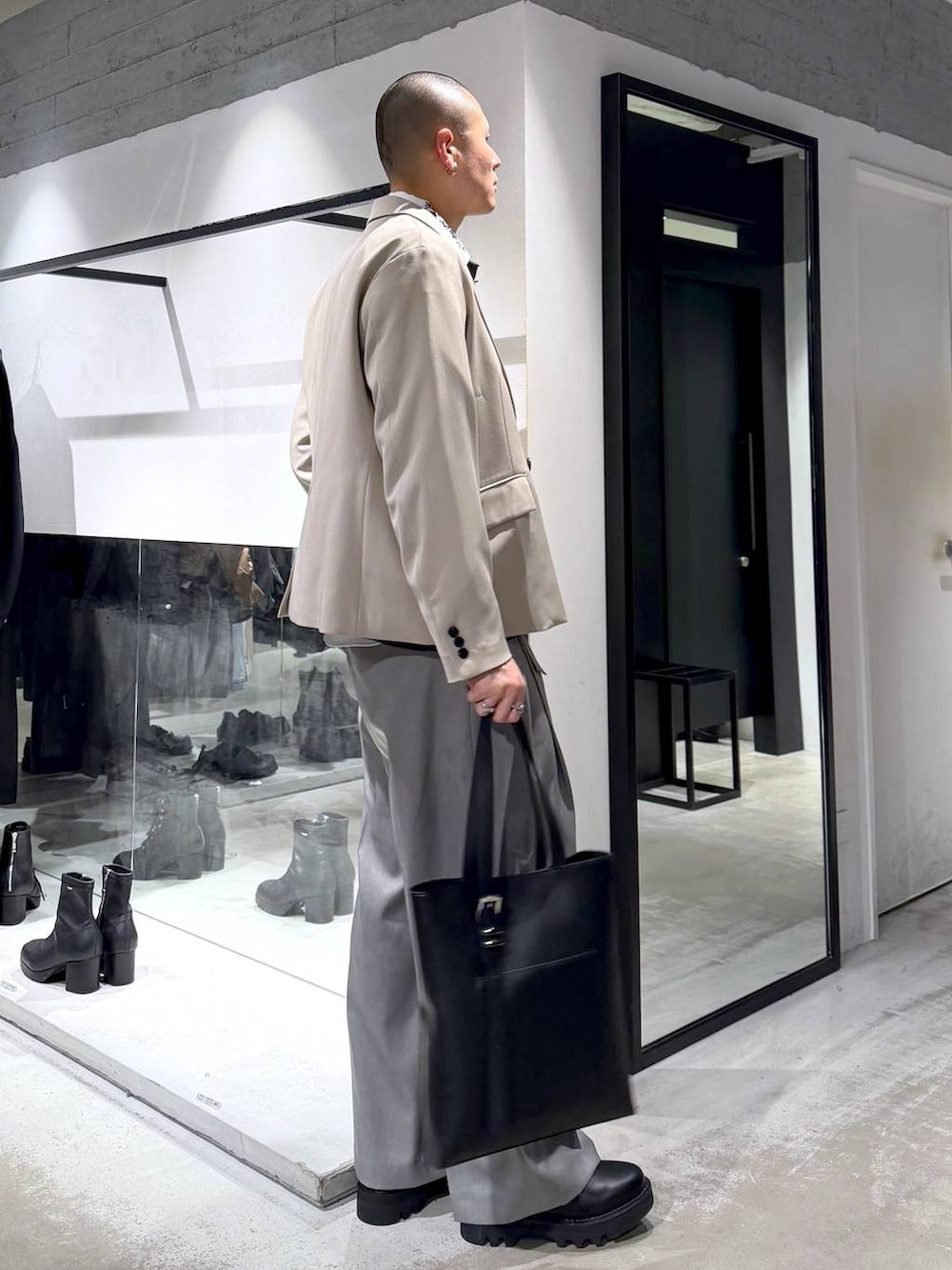 ブラック系のネクタイ、ホワイト系のシャツ/ブラウス、ベージュ系のテーラードジャケットを着用したメンズの冬コーディネートの4枚目の写真