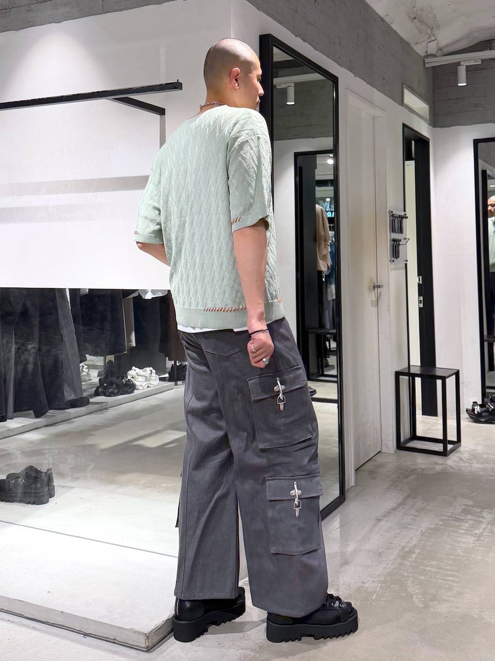 ホワイト系のTシャツ/カットソー、グレー系のデニムパンツ、ブラック系のサンダルを着用したメンズの夏コーディネートの4枚目の写真
