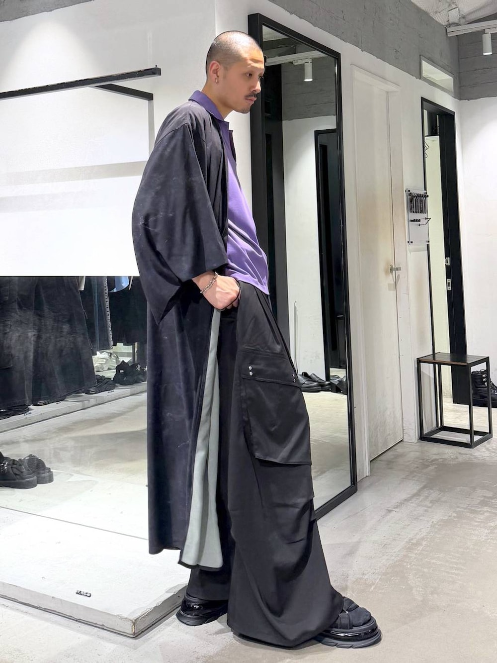パープル系のTシャツ/カットソー、ブラック系のショルダーバッグ、ブラック系のカーゴパンツを着用したメンズの夏コーディネートの4枚目の写真