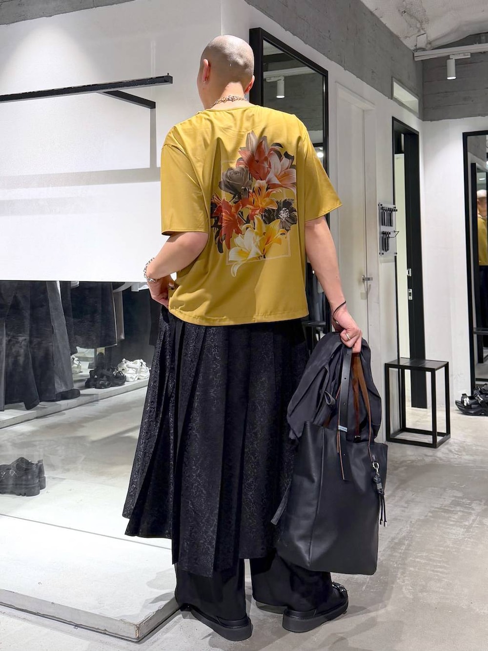 ブラック系のその他パンツ、ブラック系のサンダル、グレー系のテーラードジャケットを着用したメンズの春コーディネートの6枚目の写真