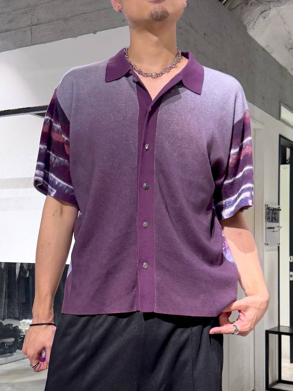 ブラック系のカーゴパンツ、パープル系のニット/セーター、ブラック系のサンダルを着用したメンズの夏コーディネートの5枚目の写真