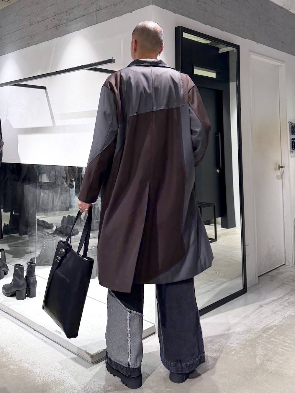 ブルー系のポロシャツ、ブラック系のデニムパンツ、ブラック系のドレスシューズを着用したメンズの春コーディネートの3枚目の写真