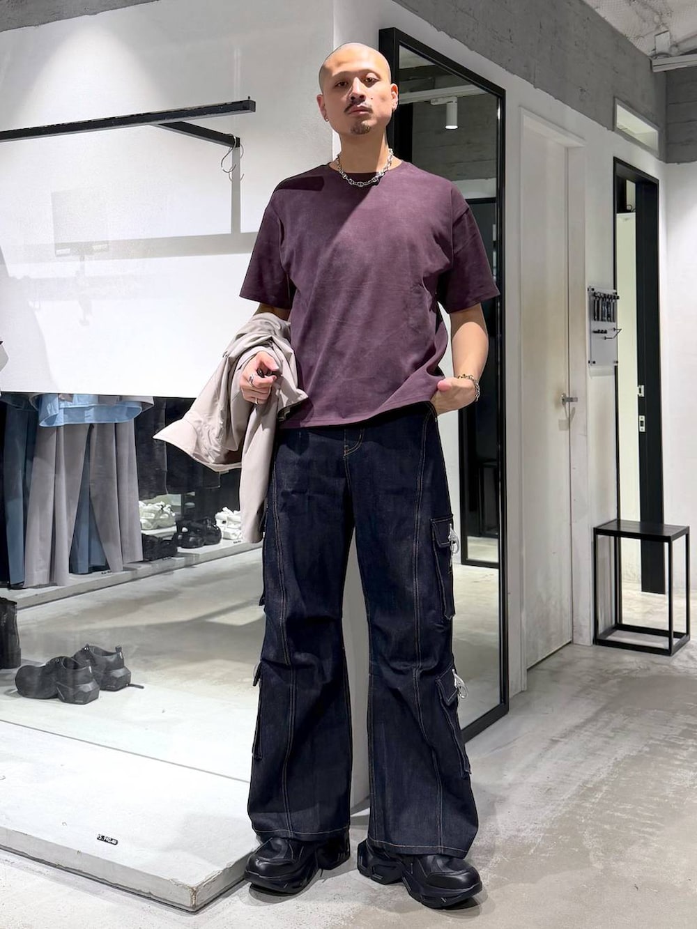 ブラック系のスニーカー、ブルー系のデニムパンツ、ブラック系のトートバッグを着用したメンズの夏コーディネートの6枚目の写真
