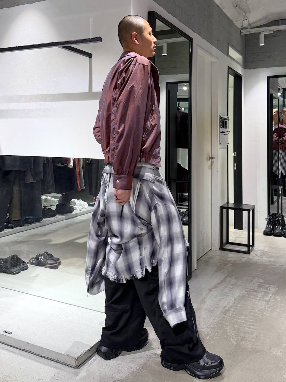 ホワイト系のTシャツ/カットソー、レッド系のブルゾン、ブラック系のスニーカーを着用したメンズの秋コーディネートの4枚目の写真