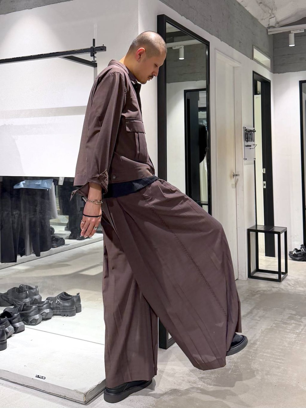 ブラック系のサンダル、ブラウン系のシャツ/ブラウス、グレー系のブレスレットを着用したメンズの夏コーディネートの4枚目の写真